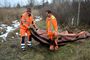 Altes Schlauchboot an Kiesgrube abgelagert